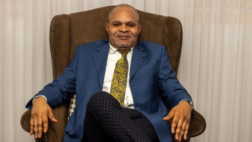 Descubra con Lawrence Aseba Tipo cómo el estrés desencadena la sensación de manos frías en momentos de tensión.