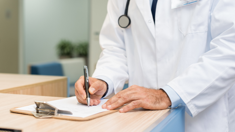 Alexandre Costa Pedrosa analiza cómo la autorización del examen y la liberación del informe siguen etapas distintas, lo que puede generar bloqueos y discrepancias dentro del proceso.