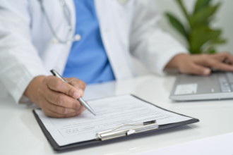 Alexandre Costa Pedrosa explica por qué el plan de salud puede autorizar la realización de un examen, pero aun así bloquear la emisión del informe dentro del proceso administrativo.