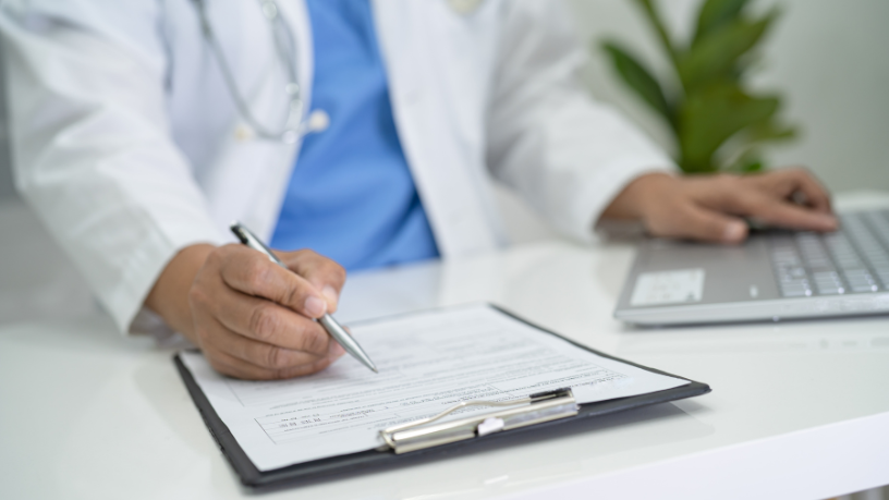 Alexandre Costa Pedrosa explica por qué el plan de salud puede autorizar la realización de un examen, pero aun así bloquear la emisión del informe dentro del proceso administrativo.